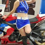 NANA、お腹見せのセクシー衣装で腹筋美ボディ披露! ＜東京モーターサイクルショー2022＞