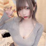 コスプレイヤー・椿なぎさ、猫耳ニットでお腹チラリ