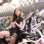 榎本セナ、黒網タイツ越しの美脚に来場者釘付け！＜東京モーターサイクルショー2022＞