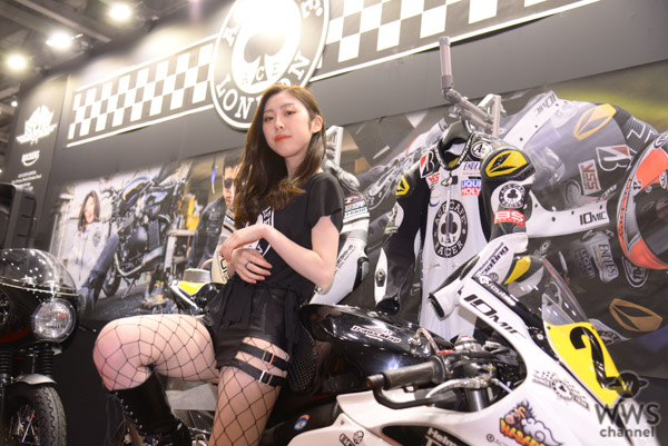 榎本セナ、黒網タイツ越しの美脚に来場者釘付け！＜東京モーターサイクルショー2022＞