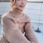 上原亜衣、ベージュコーデで胸元チラリ「なんと魅惑的」