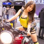 宇都宮茜、バイクで魅せる美脚に視線釘付け！＜東京モーターサイクルショー2022＞
