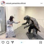 乃木坂46・山下美月、ガメラと対峙した2ショット公開