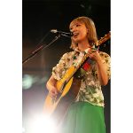 竹内アンナ、「ギタージャンボリー」初日トップバッターで歌唱！オーディエンスとの掛け合いに「最高です！」＜ギタージャンボリー2022＞