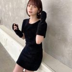 新谷姫加の太ももが眩しい黒ワンピに「カッコかわいい」「小悪魔的な？」とファン大盛り上がり！