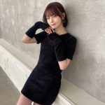 新谷姫加の太ももが眩しい黒ワンピに「カッコかわいい」「小悪魔的な？」とファン大盛り上がり！