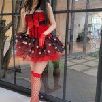 棗真弥(なつめまや)、太腿あらわな赤の大胆衣装で美しいボディライン披露！ 「美しく、儚く魅せるかに自信あります」
