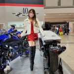 華麗なコンパニオンが美脚アピールの衣装で２日目を盛り上げる！＜東京モーターサイクルショー2022＞