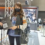レースクイーン・亀澤杏菜、スポーティーなファッションでハーレーダビッドソンブースに登場！＜第１回名古屋モーターサイクルショー＞