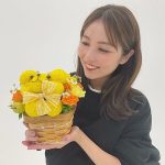 石川恋、愛犬似フラワーアレンジメントを持った微笑みショットを公開