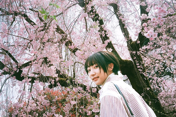 武田玲奈、美しく咲き誇る桜をバックにした『振り返りショット』を公開