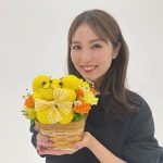 石川恋、愛犬似フラワーアレンジメントを持った微笑みショットを公開