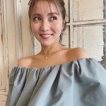 石川恋、オフショルダーワンピの笑顔オフショットを公開した