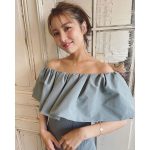 石川恋、オフショルダーワンピの笑顔オフショットを公開した