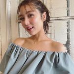 石川恋、オフショルダーワンピの笑顔オフショットを公開した
