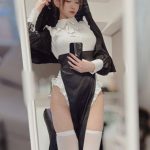 コスプレイヤー・相良ましろ、シスターコスプレのキワドいVレグで悩殺