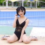 【写真特集 11枚】dela・藤本南、黒ワンピ水着を大人セクシーに着こなし！＜近代麻雀水着祭2022＞