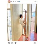 フミカ、I字バランスで横乳チラリズム「凄いポーズすぎます」