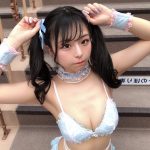 スリジエ・茜紬うた、ガーリーな水着姿で美谷間披露