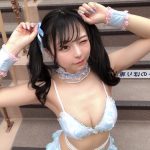 スリジエ・茜紬うた、ガーリーな水着姿で美谷間披露