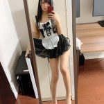 コスプレイヤー・りっきゅん、スケスケメイド服で上目遣い