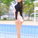 コスプレイヤー・ゴロン族美月、セーターまくり上げ桃尻バックショットで悩殺！＜近代麻雀水着祭2022＞