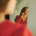 平田梨奈、妖艶な眼差しで美バスト大胆見せつけ！