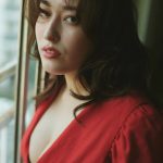 平田梨奈、妖艶な眼差しで美バスト大胆見せつけ！