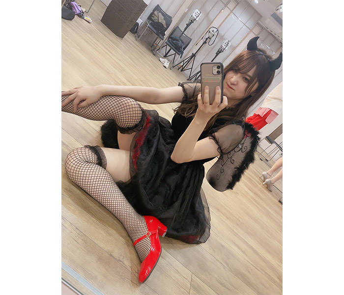今出舞、網タイツセクシーな悪魔コスプレで「かまって」