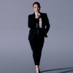 今田美桜、スーツ姿で華麗なウォーキングを披露！「SCSK」TVCMに出演