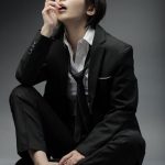 コスプレイヤー・いくみ、スーツ姿でキメる悩殺ショットに歓喜の声ぞくぞく