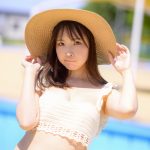 【写真特集 10枚】コスプレイヤー・イズ氏、夏の太陽を反射する透明肌に熱視線！＜近代麻雀水着祭2022＞
