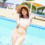 【写真特集 10枚】コスプレイヤー・イズ氏、夏の太陽を反射する透明肌に熱視線！＜近代麻雀水着祭2022＞