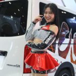 久保田杏奈、肌見せコスチュームで弾ける笑顔を届ける！＜東京オートサロン2022＞