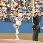 工藤綾乃が神宮球場で始球式！つば九郎からお叱りも？
