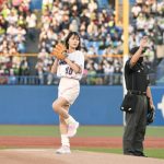 工藤綾乃が神宮球場で始球式！つば九郎からお叱りも？