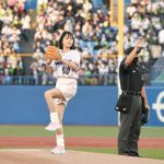 工藤綾乃が神宮球場で始球式！つば九郎からお叱りも？