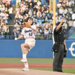 工藤綾乃が神宮球場で始球式！つば九郎からお叱りも？