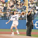 工藤綾乃が神宮球場で始球式！つば九郎からお叱りも？