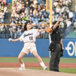 工藤綾乃が神宮球場で始球式！つば九郎からお叱りも？