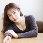 今野杏南、ニットワンピースで美谷間チラリ