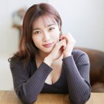 今野杏南、ニットワンピースで美谷間チラリ