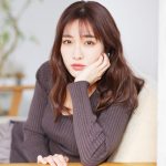 今野杏南、ニットワンピースで美谷間チラリ