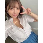 百瀬りえ、制服シャツから美谷間チラリ！爽やかな笑顔に「朝から可愛い」