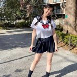 未梨一花、セーラー服脱いでミリ圧ボディ全開！