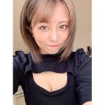 百瀬りえ、照れ顔でニットから美谷間チラリ