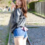 レースクイーン・永原芽衣、ミニ丈デニムから美脚披露！