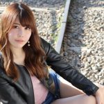 レースクイーン・永原芽衣、ミニ丈デニムから美脚披露！