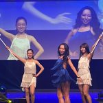 「ベストオブミス2022東京大会」オープニングでウクライナをイメージした平和の願いを掲げる