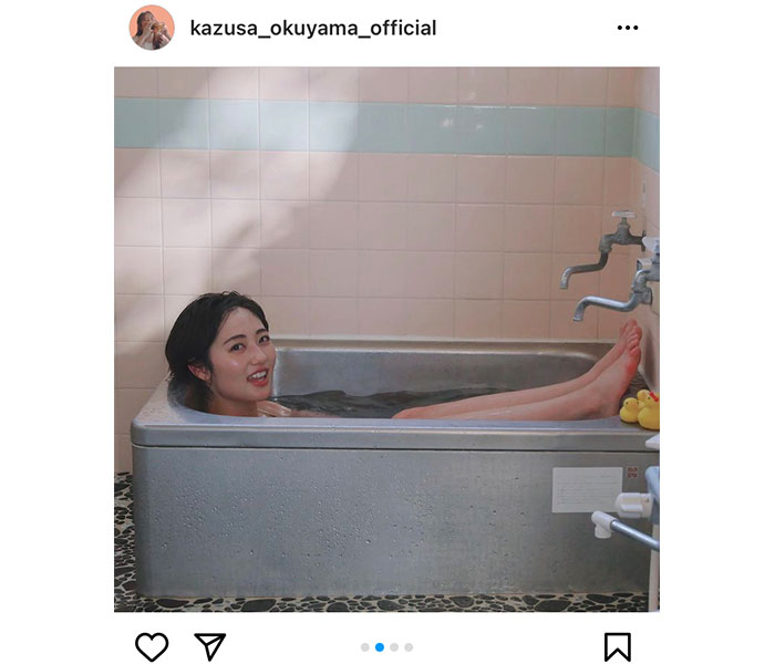 奥山かずさ、入浴オフショットで濡れ肌披露！